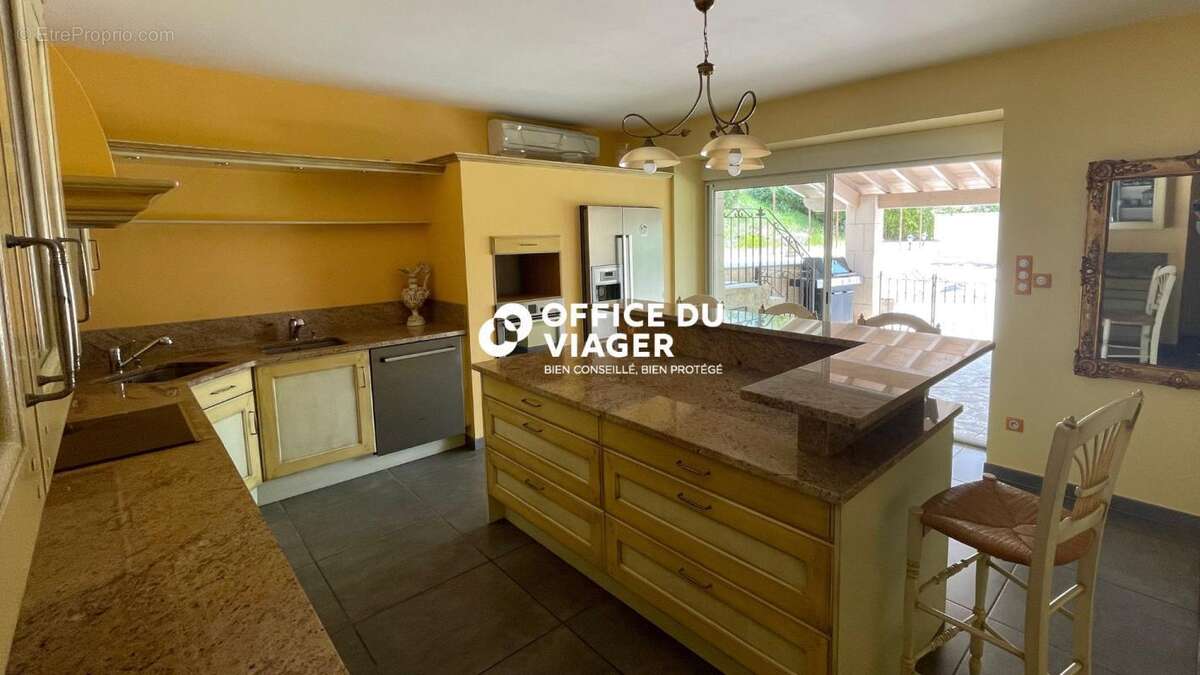 Maison - 5 pièces - 210 m² - photo 3