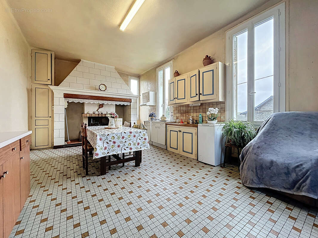 Maison à BRIGNAC-LA-PLAINE