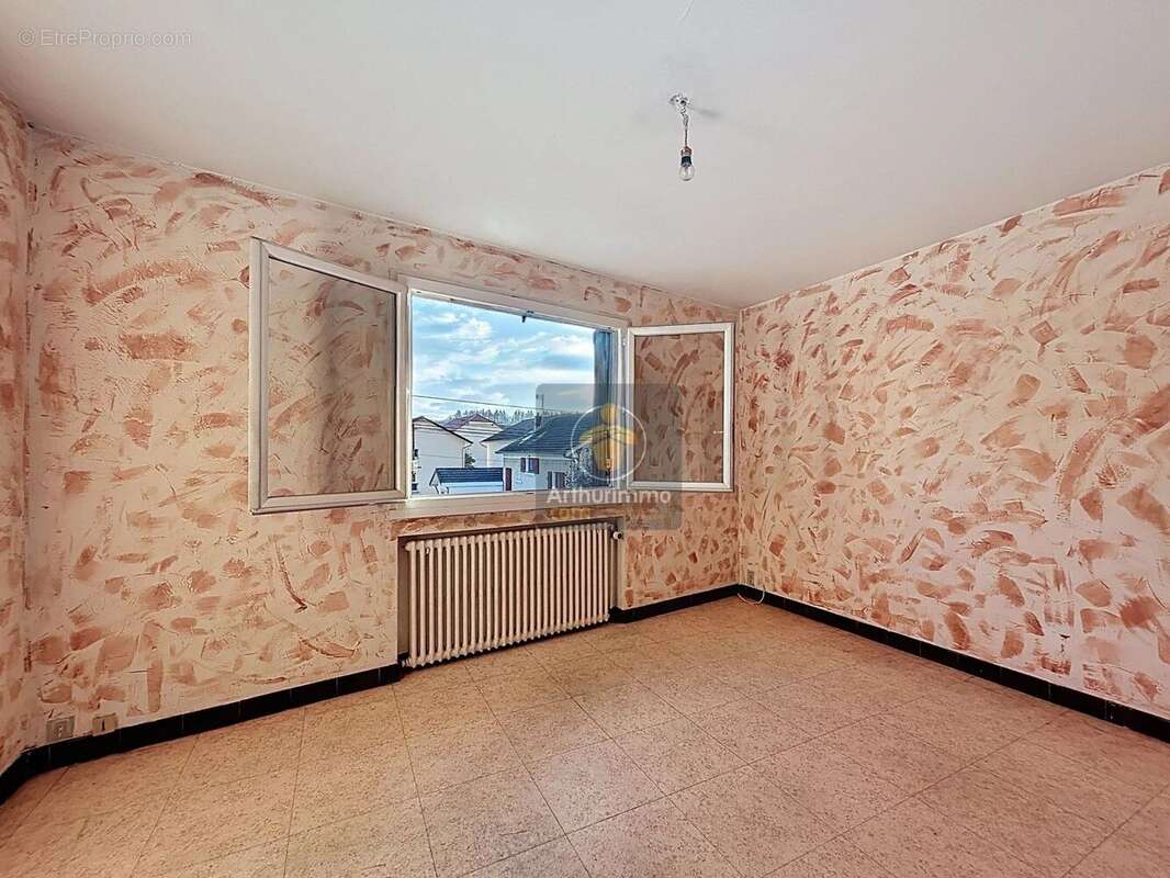 Commerce à LA TOUR-DU-PIN