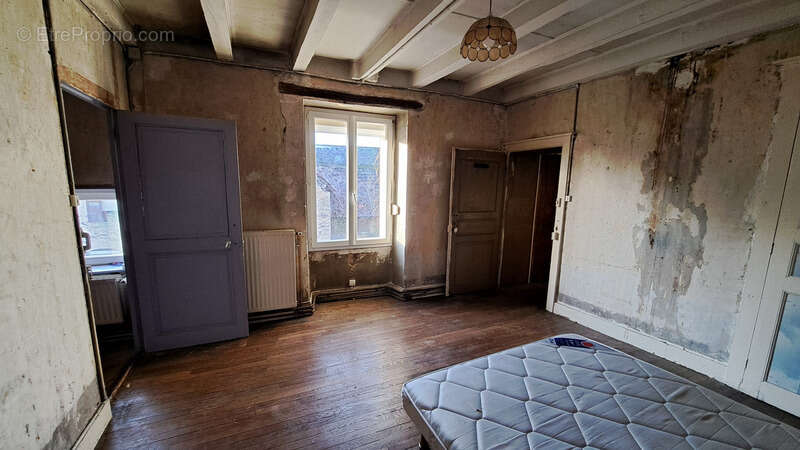 Maison à COMBEAUFONTAINE