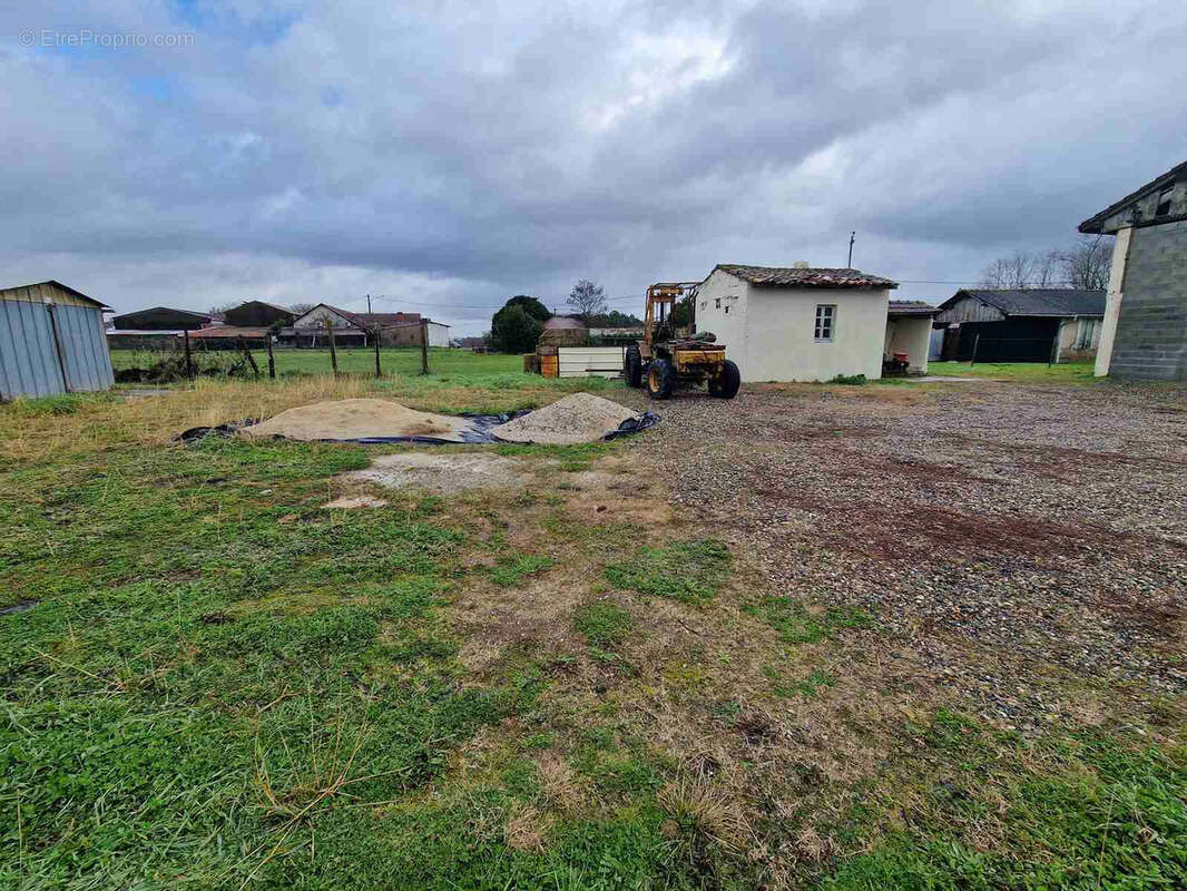 Garage et atelier attenant avec dépendances sur un terrain de 1036m2 - photo 3