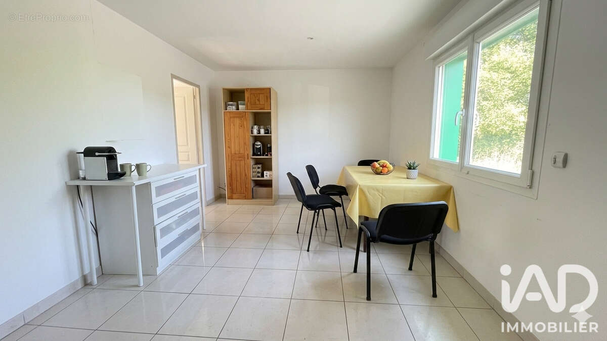 Commerce 323 m² à Saint-Jean-Brevelay  - photo 8