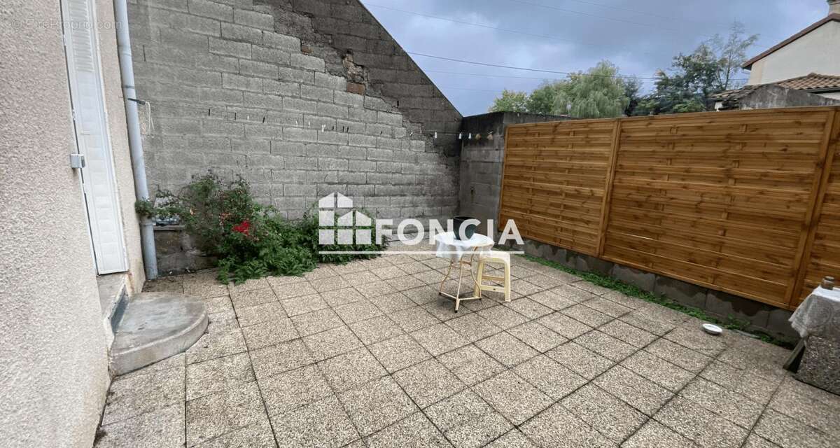 Appartement à LE CHAMBON-FEUGEROLLES