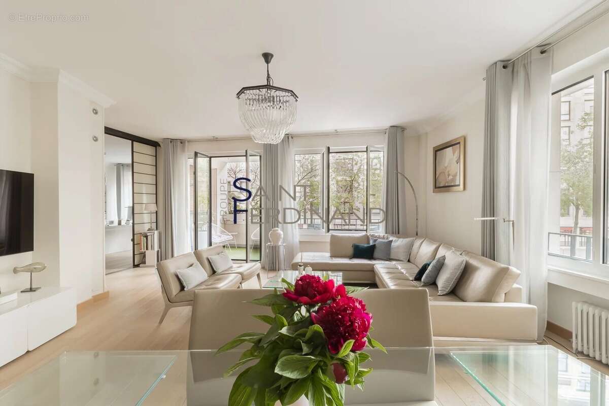 Appartement à PARIS-16E