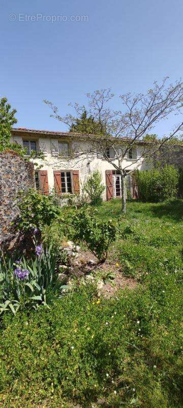 Maison à SAINT-BONNET-SUR-GIRONDE