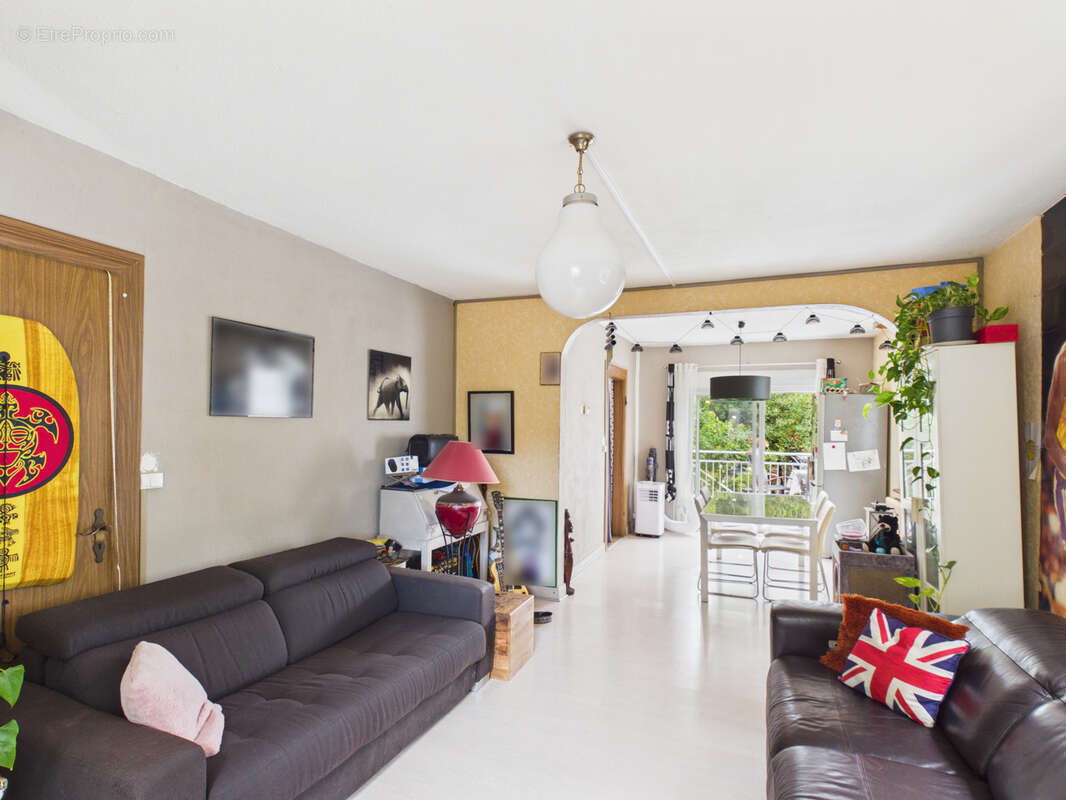 Maison de ville à rafraîchir avec jardin, cave et garage - photo 4