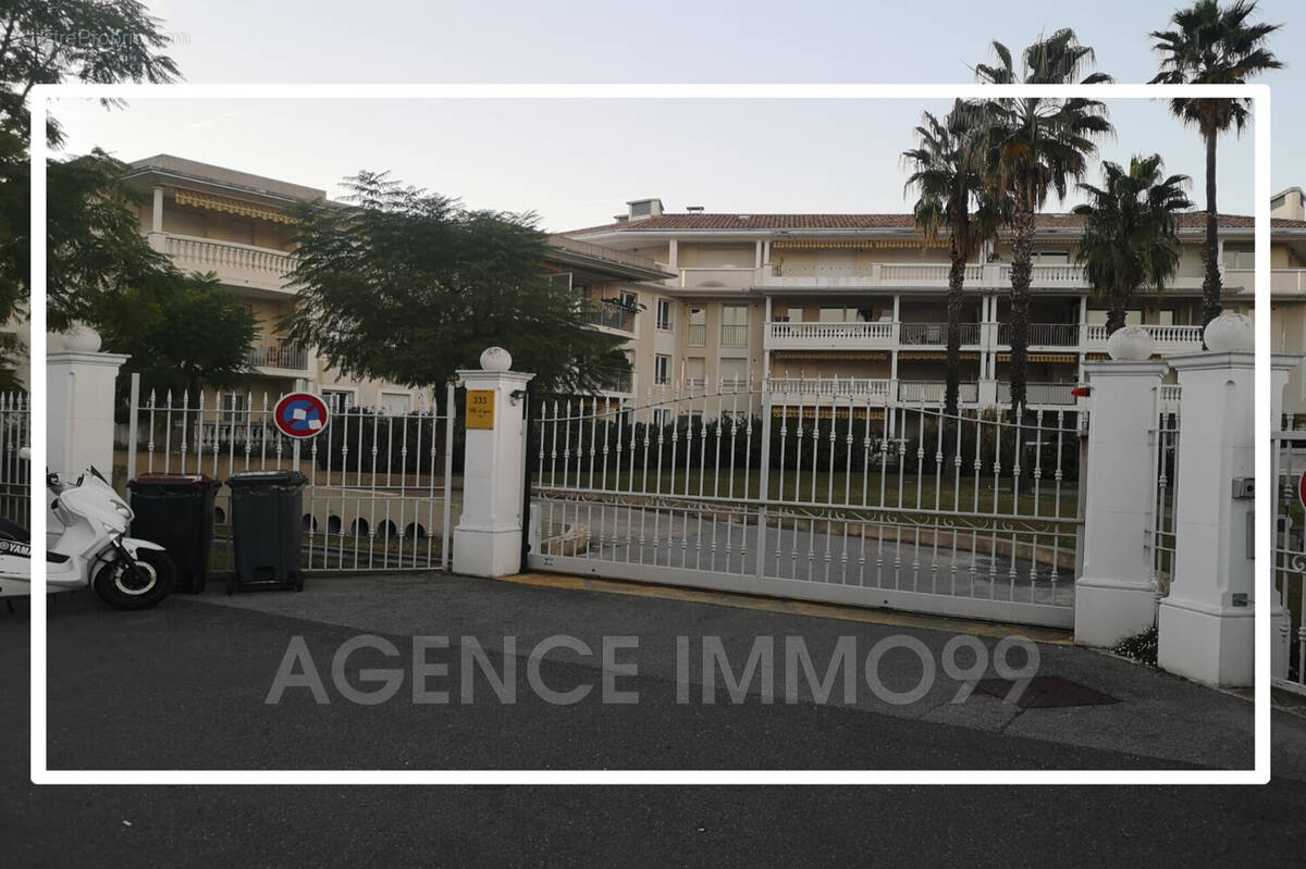 Parking à VALLAURIS