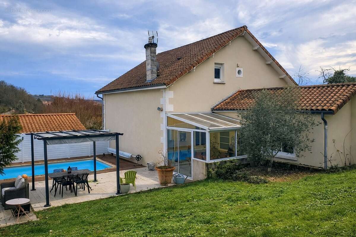 Maison à RUELLE-SUR-TOUVRE