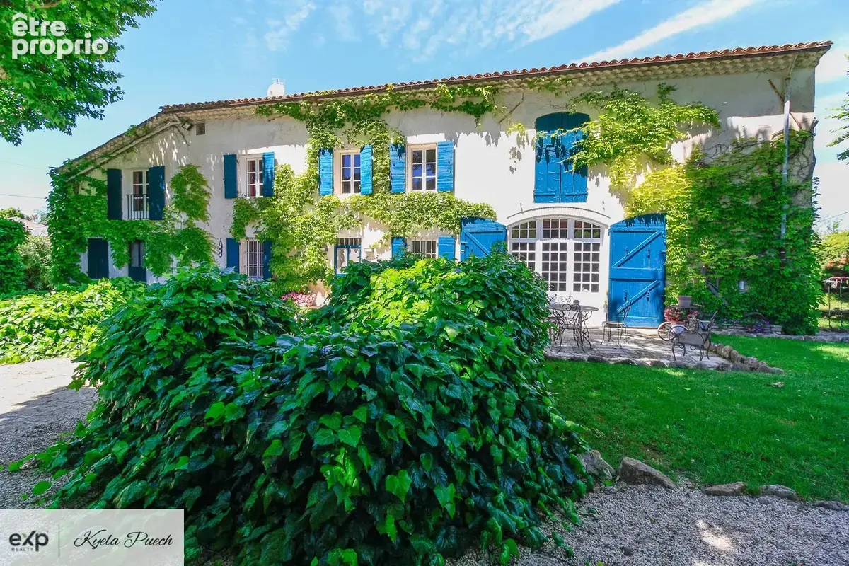 Kyela Puech présente une bastide renovée au Puy Sainte Réparade, à 15mins de Aix-en-Provence, 5 mins de Chateau Lacoste, avec dépendance de 50m2, piscine, pool house et annexes- en campagne