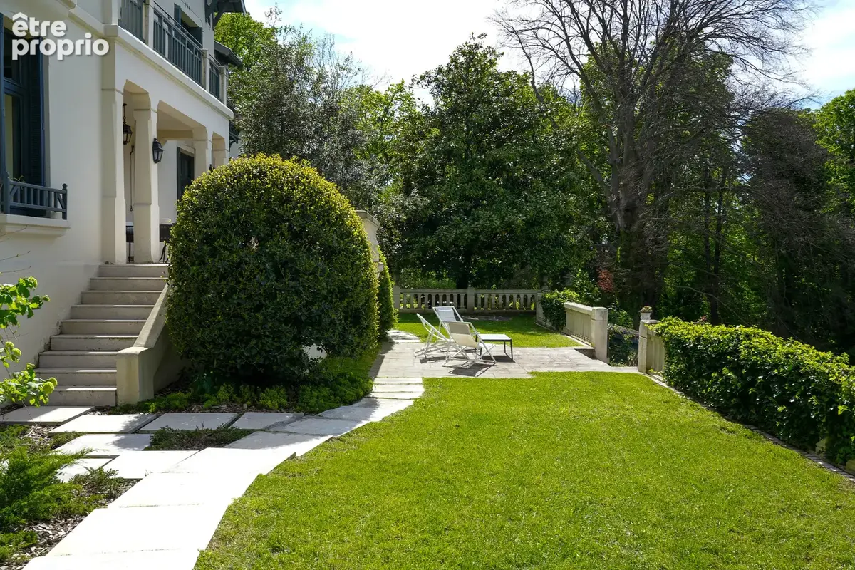 Caluire et Cuire - Le Vernay - Belle propriété de 550 m2 - photo 3