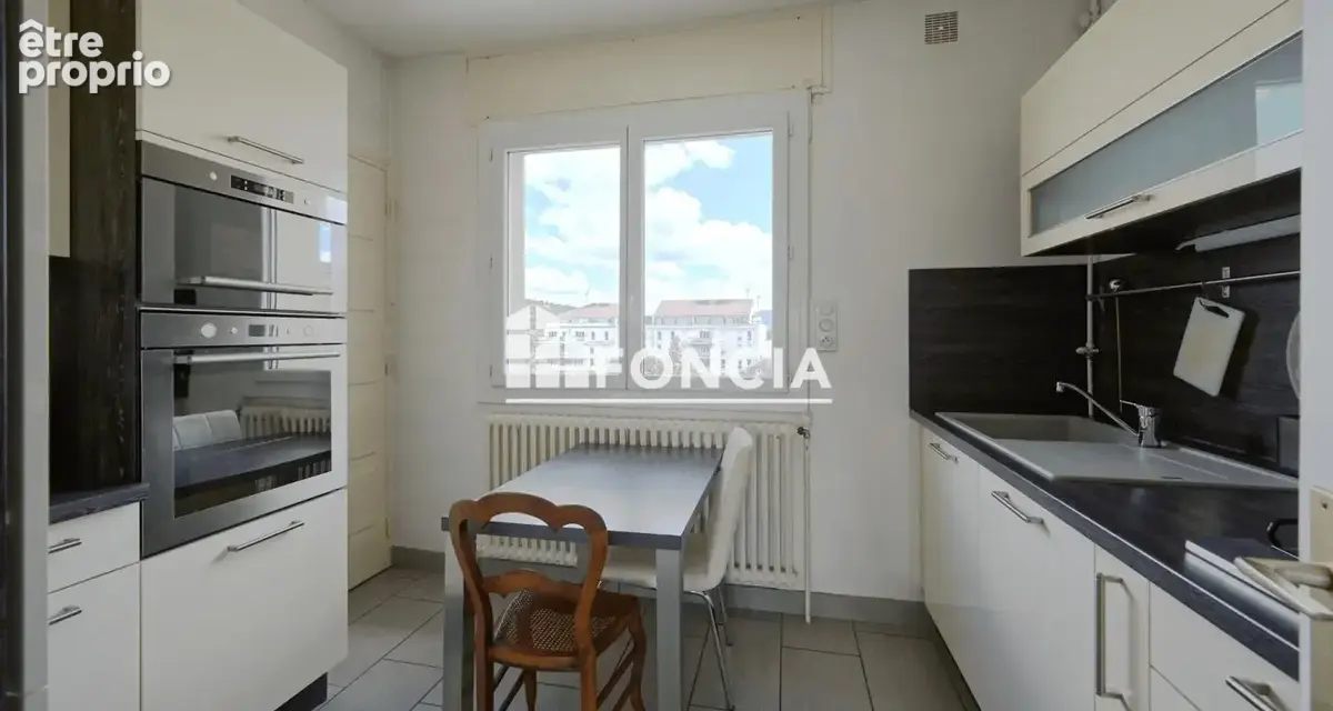 T4 en plein centre - garage et balcon - photo 5