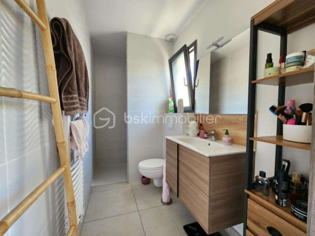 EXCLUSIVITÉ – Superbe villa de plain-pied avec 4 chambres, piscine maçonnée et boulodrome près de Pézenas (à Tourbes) - photo 15