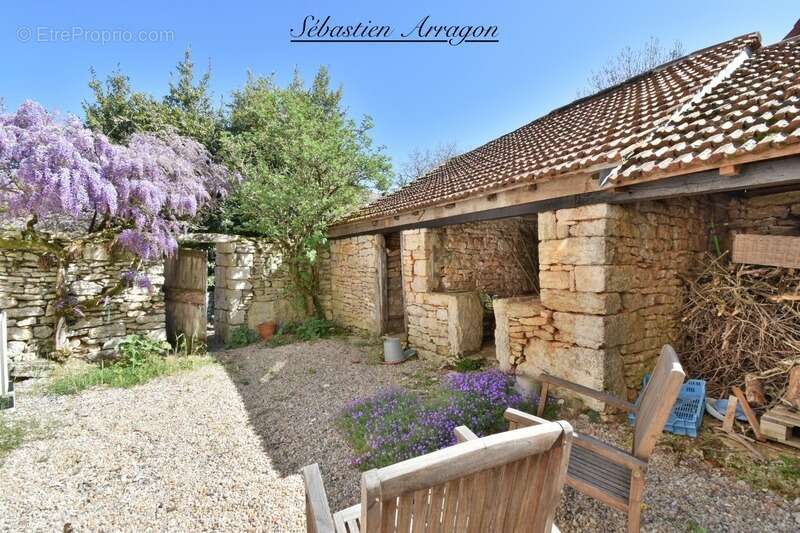 Maison en pierre au cœur d’un village du Lot, entre charme, calme et nature - photo 2