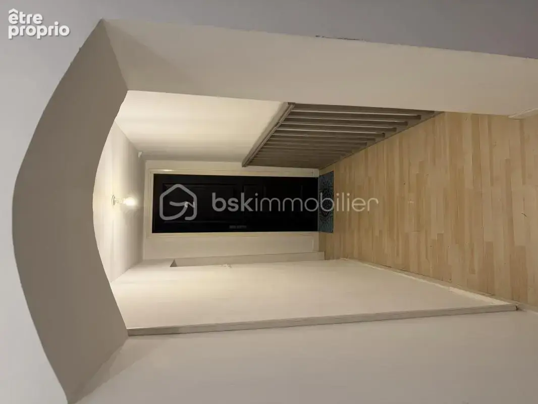 Immeuble de rapport - Local commercial avec 2 cellules - 2 appartements T2 - photo 5