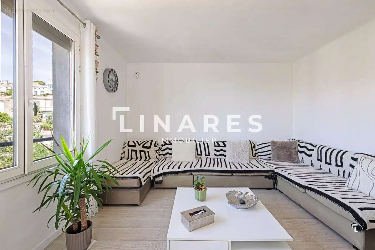 AU DESSUS DES TOITS - Appartement T4 de 77m2 - Extérieur + Dernier étage + Vue mer - 13007 BOMPARD - photo 3