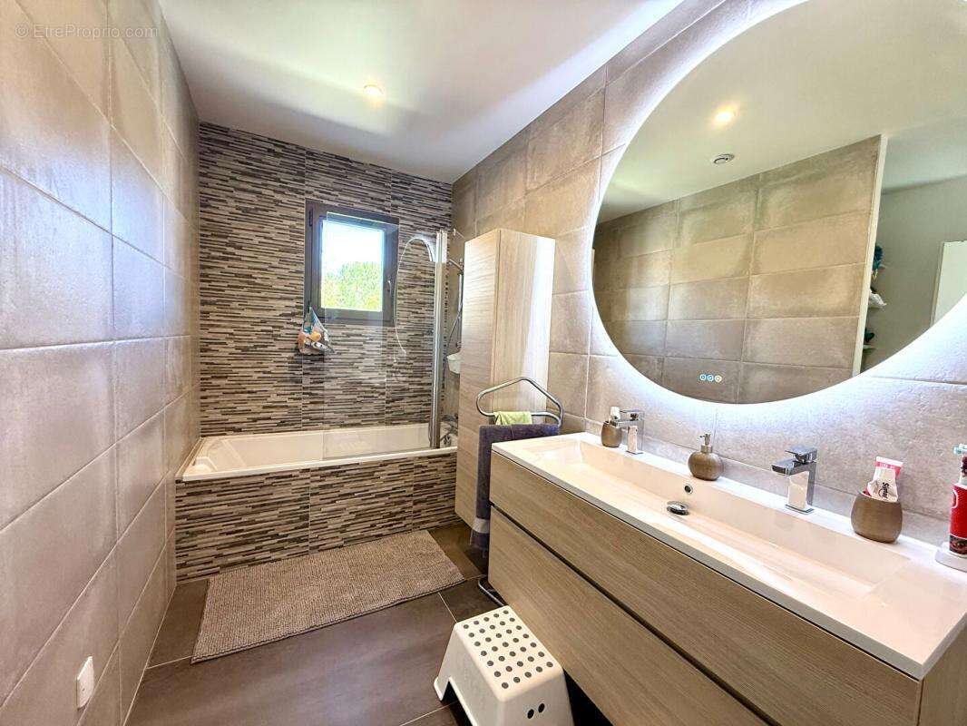 Maison à SAINT-CHAMAS