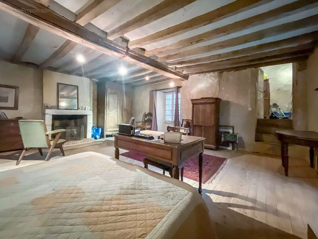 Prieuré du XVe siècle comportant un manoir, une maison d'habitation et une grange - photo 6
