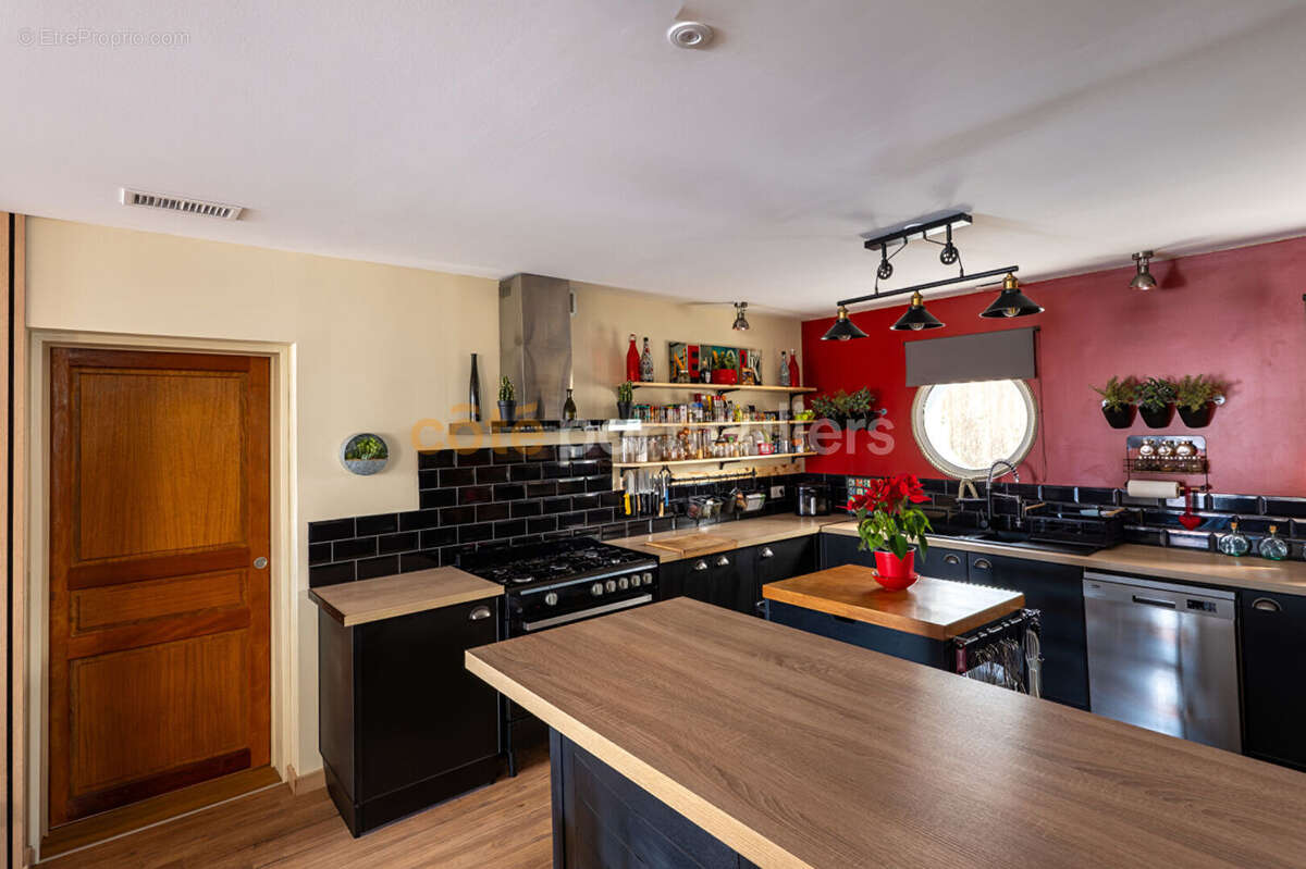 Notre-dame-de-riez --maison -- 6 pieces -- 210 m2 -- grande piece de vie -- plain-pied -- rentabilite locative -- loft independa - photo 3