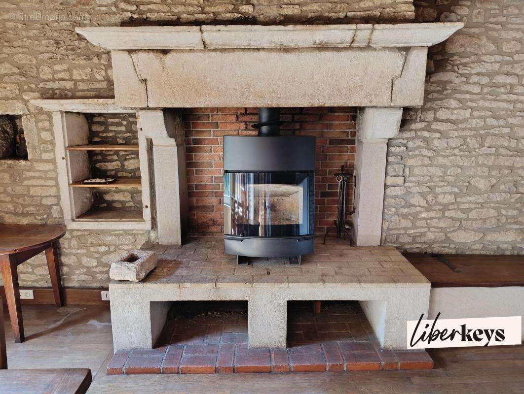 Maison en pierre -124 m² habitables - cour - terrasse - caves - 2/3 chambres - campagne - photo 9