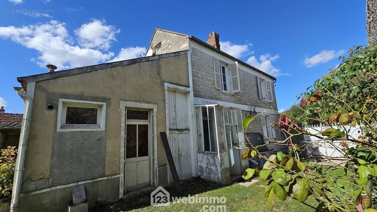 Venez visiter cette maison à rénover sur un terrain de 766 m². - Maison à VAYRES-SUR-ESSONNE