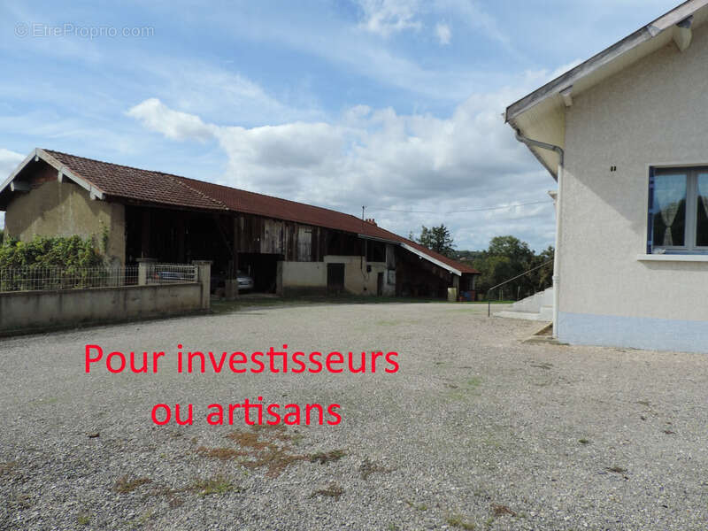 Dpt Ain (01), à vendre MONTAGNAT, propriété à rénover avec maison de 84 m² et dépendance de 170 m² - Terrain de 2 300 m² - photo 4