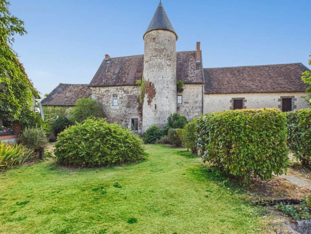 Une occasion rare d'acquérir un château-forteresse unique en son genre, situé au cœur de la Vienne - photo 2