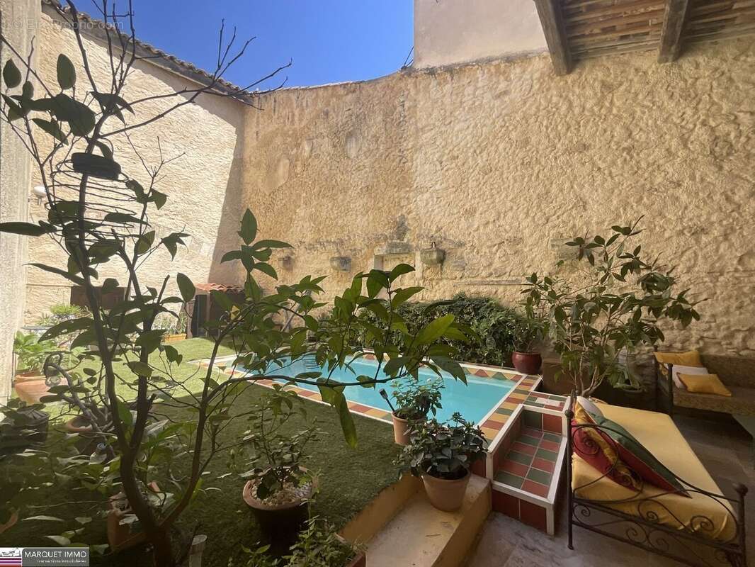 Le charme intemporel d'une Maison de Maitre T6 offrant 176 m² donnant sur patio intimiste avec piscine, nichée au coeur de Corne - photo 10