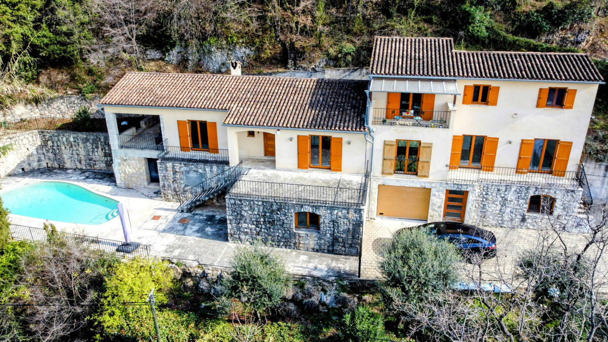 À Tourrettes-sur-Loup   Maison composée de 3 appartements + studio, piscine et vaste sous-sol - photo 2
