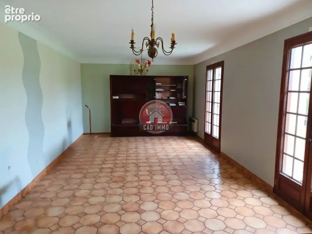 Maison de plain-pied avec piscine et dépendance dans un village avec tous commerces - photo 7