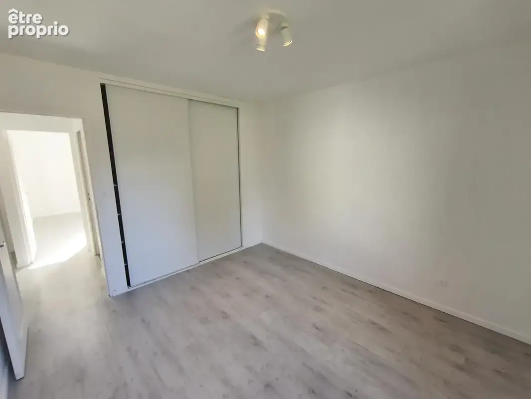 Maison T4 de 87 m2 entièrement rénovée avec garage et jardin - photo 10