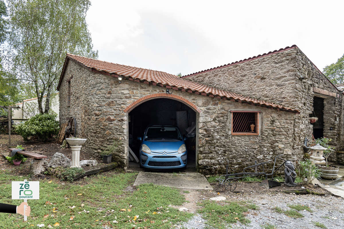 Maison de charme en pierre à vendre à Saint-Étienne-du-Bois, proche Legé   174 m2 habitables - photo 28