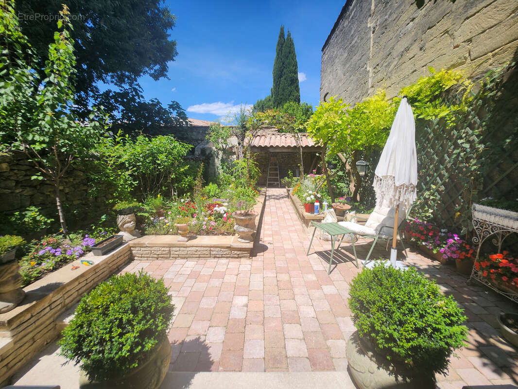 UZES Centre, Elégante maison de caractère d'exception, vendue meublée, jardin, terrasse et garage - photo 9
