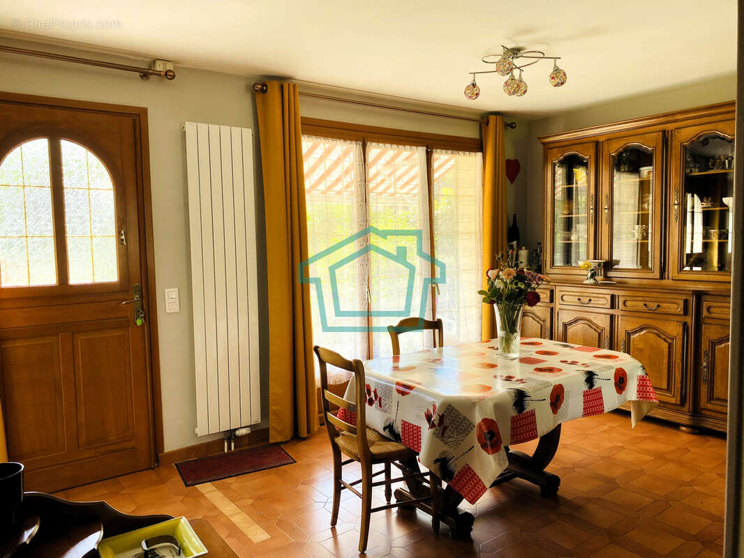 Maison à LA QUEUE-LES-YVELINES