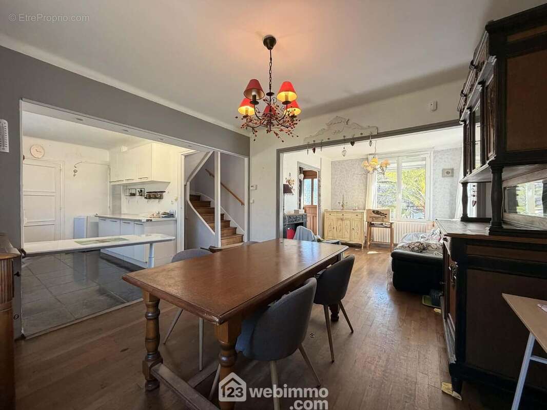Vous apprécierez la pièce de vie de 35 m² comprenant ... - Maison à LAON