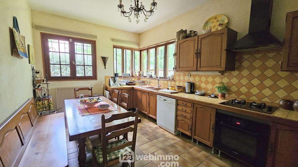 Une cuisine de 15 m² fonctionnelle.