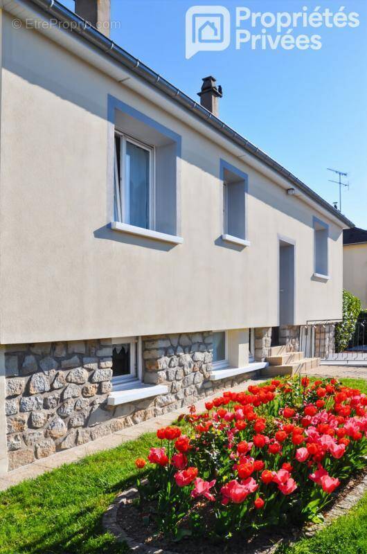 Maison à COSSE-LE-VIVIEN