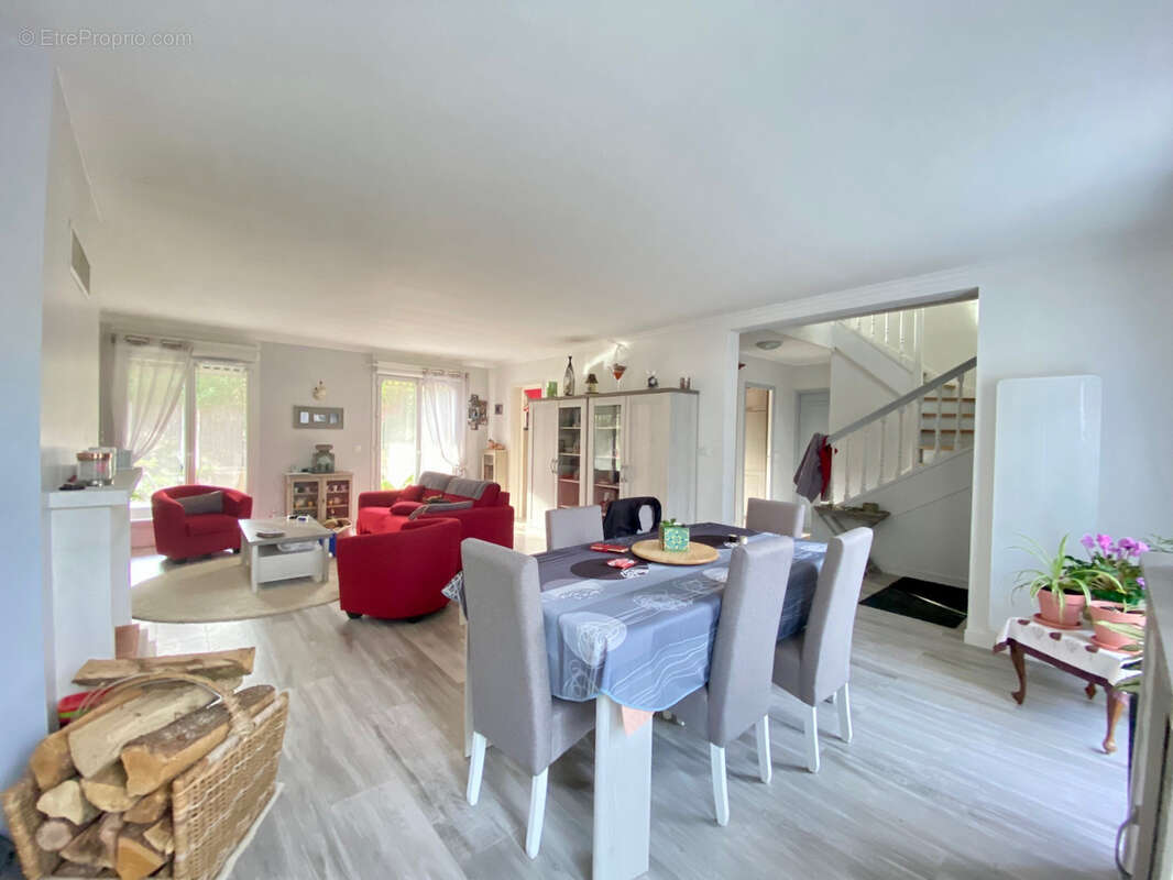 Maison à LA QUEUE-LES-YVELINES