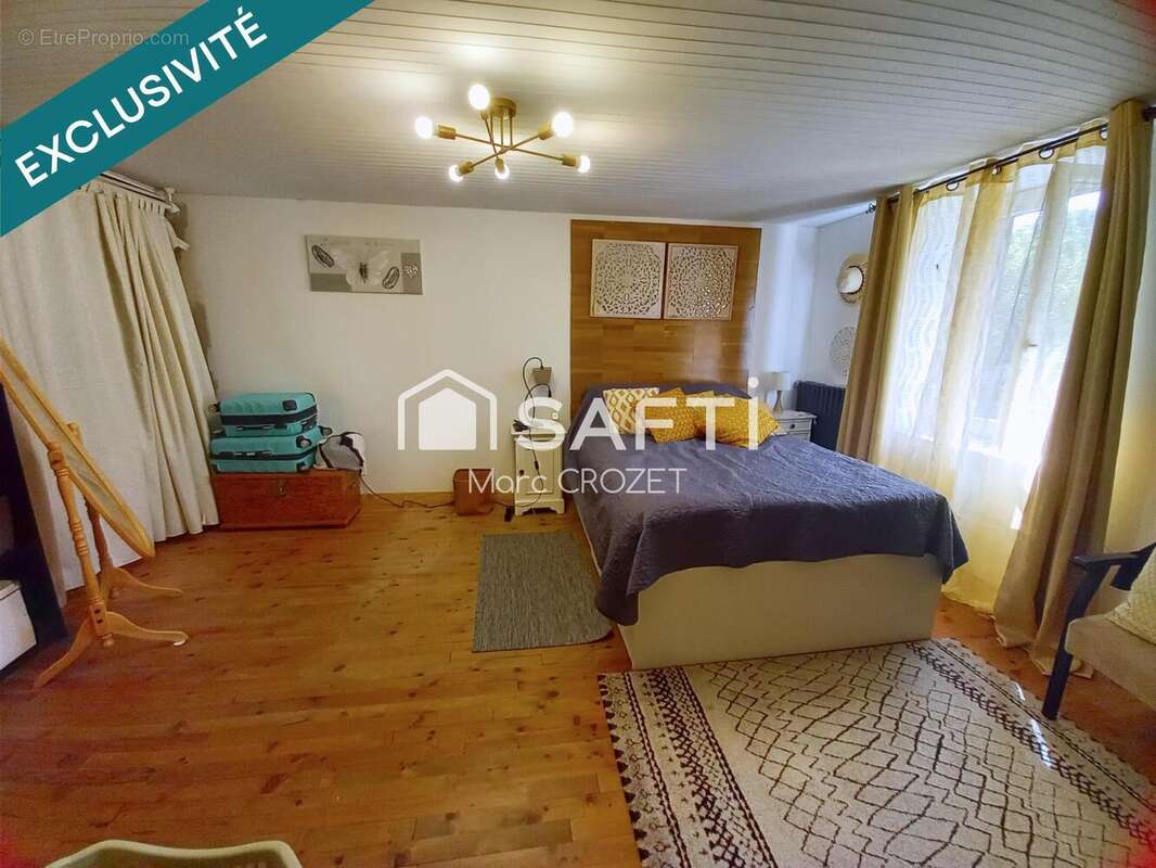 Maison 130 m² à Saint-Bonnet-Des-Bruyeres  - photo 7
