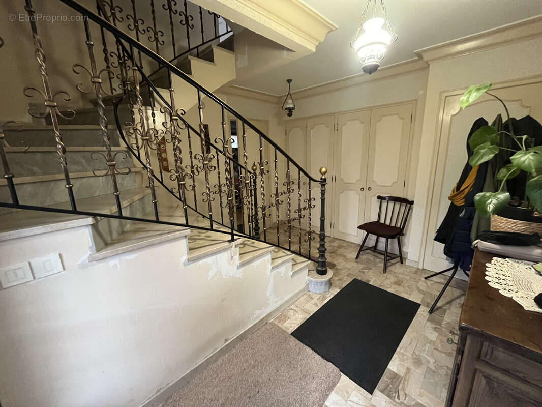 Grande Maison Familiale avec revenu locatif ! - photo 3
