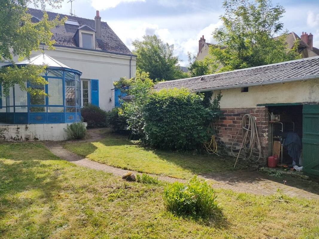 Maison 280 m² à Cloyes-Sur-Le-Loir  - photo 1