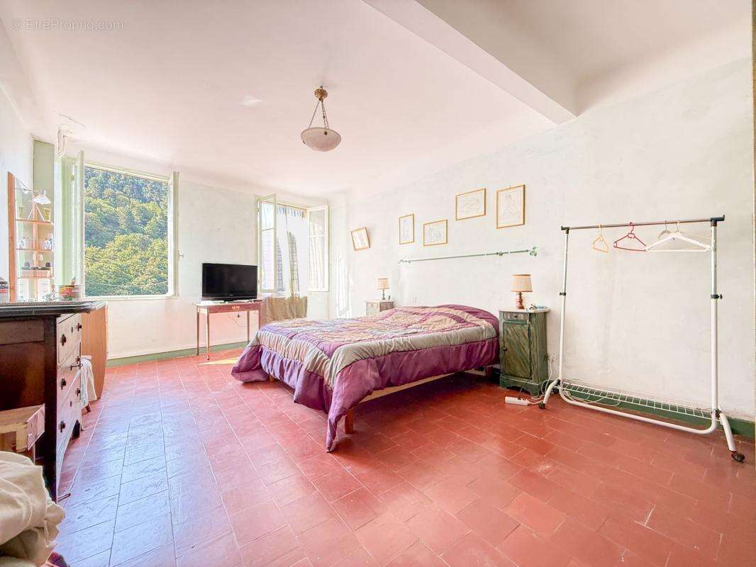 Maison de Maître à vendre à LUCERAM 160 m² 4 chambres jardins terrasses caves - photo 7