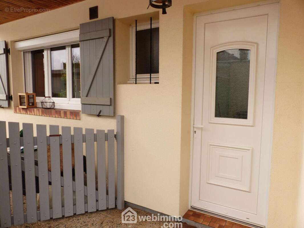 A côté du garage et de la véranda buanderie,l'entrée de la maison. - Maison à ISNEAUVILLE