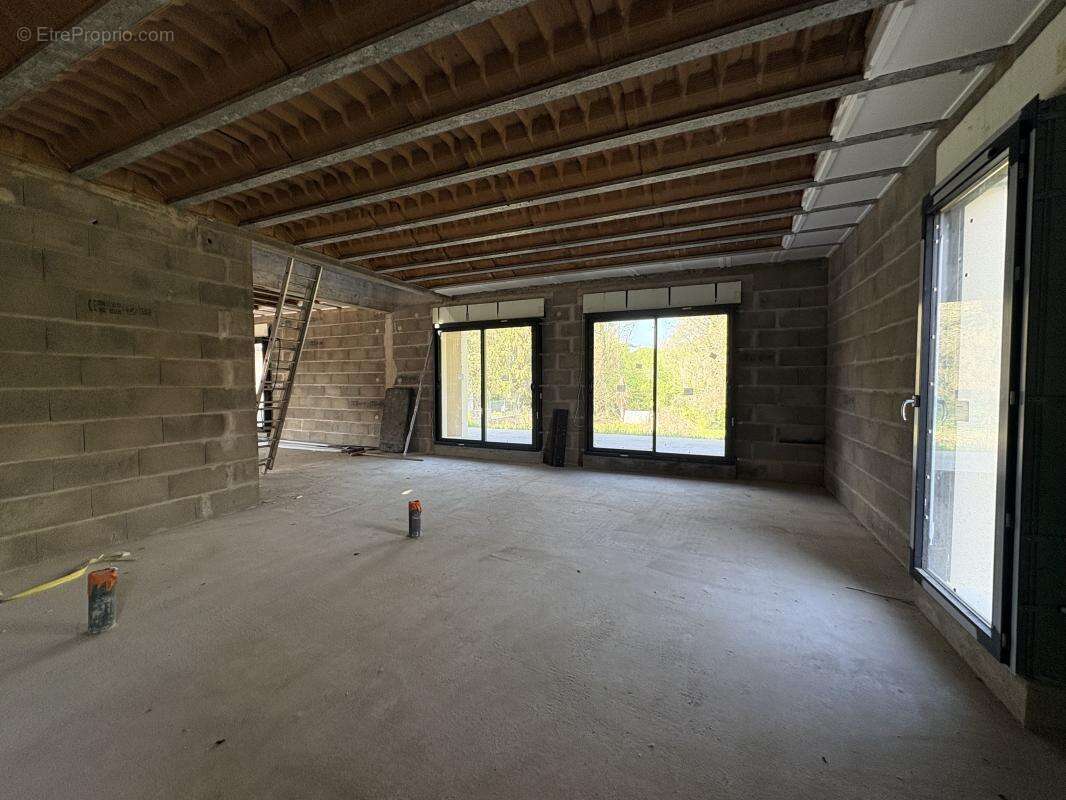 Maison à VEZERONCE-CURTIN