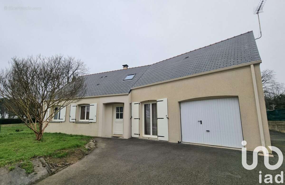 Maison 147 m² à La Chapelle-Saint-Laud  - photo 2