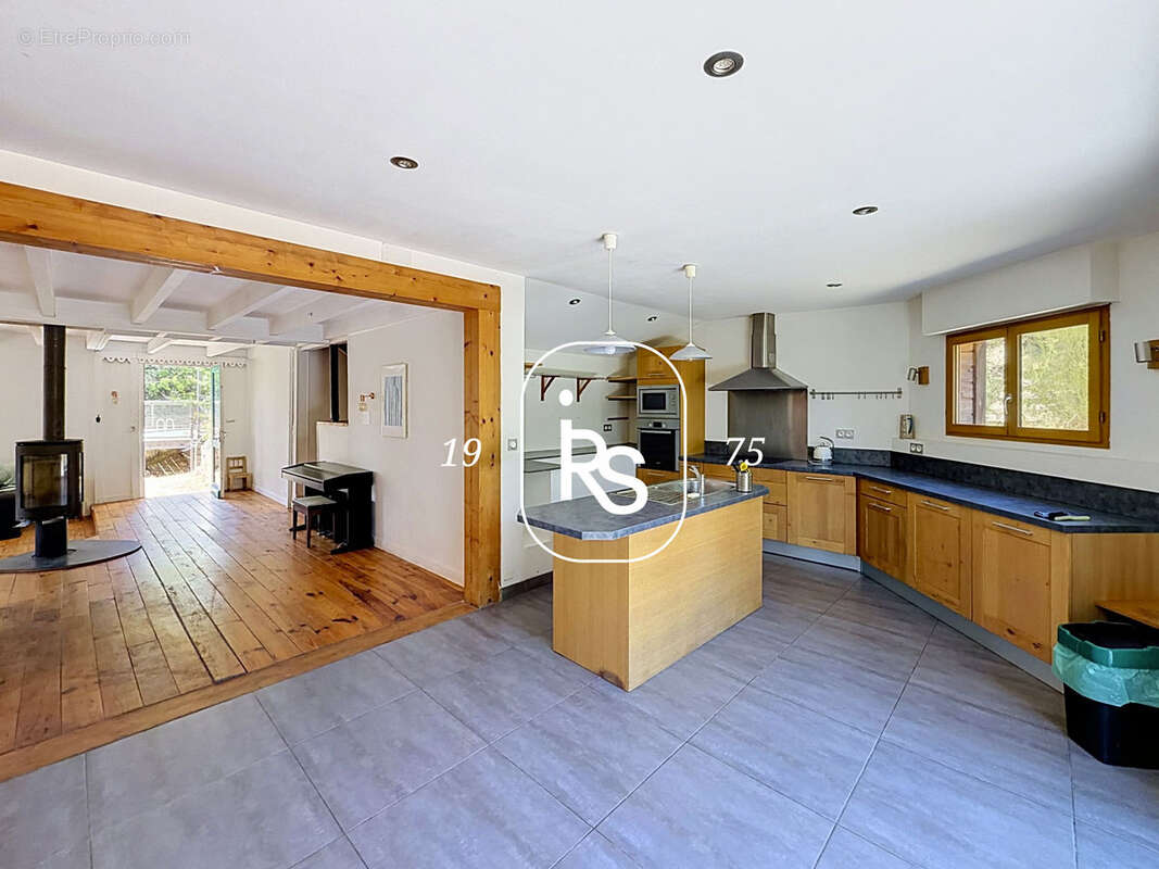 Une lumineuse maison en bois de 143 m2 habitables au milieu d’un terrain arboré de 3407 m2 avec piscine et dép - photo 6