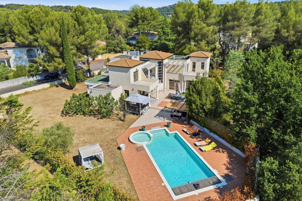 Maison 295 m² à Saint-Clement-De-Riviere  - photo 2