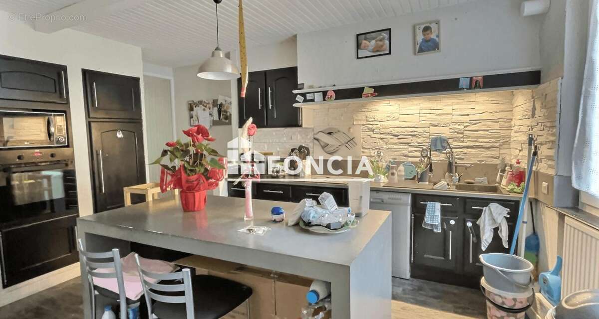 Maison à LE CHAMBON-FEUGEROLLES