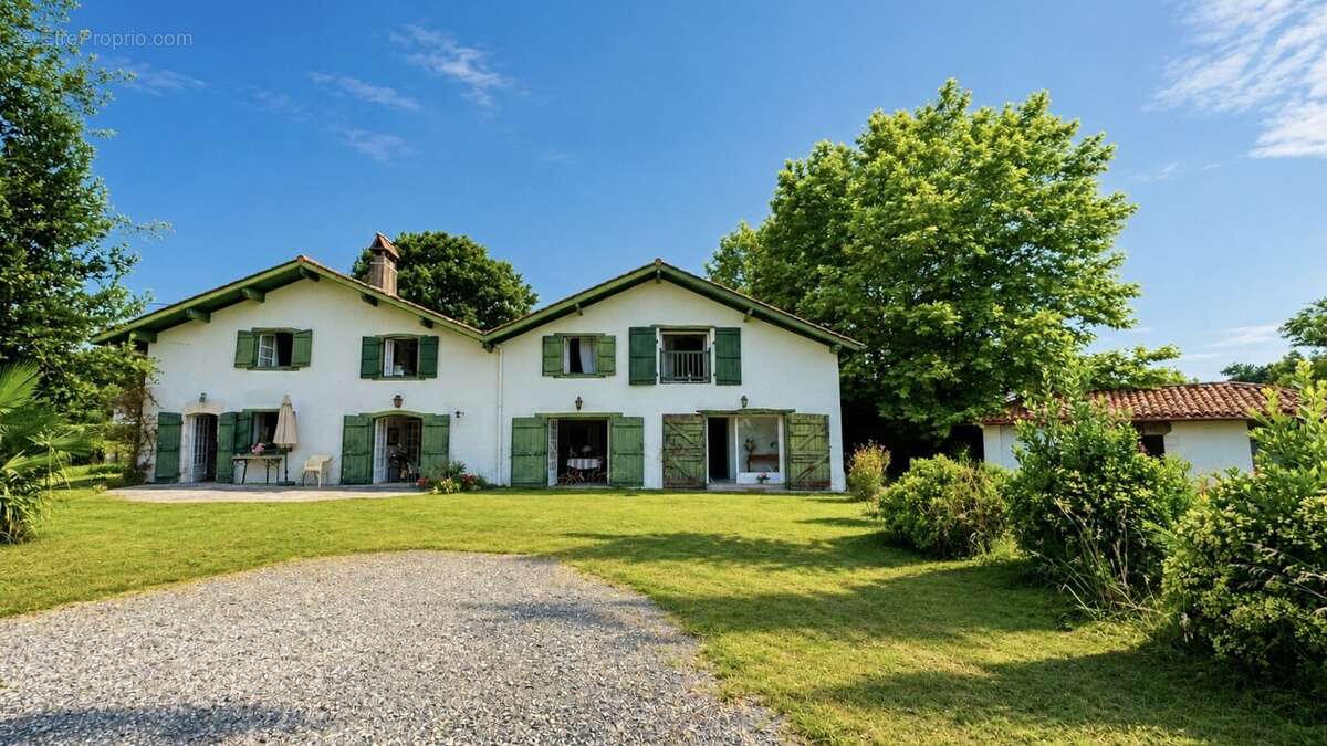 Maison de caractère du XVIIIe siècle rénovée  402 m² habitables  9 chambres  Terrain de 2 215 m²  Urt - photo 21