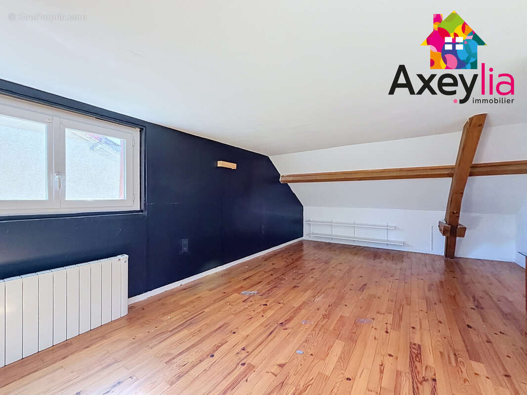 A vendre - pouilly-sous-charlieu - maison d'habitation avec 5 chambres, garage et terrain - photo 9