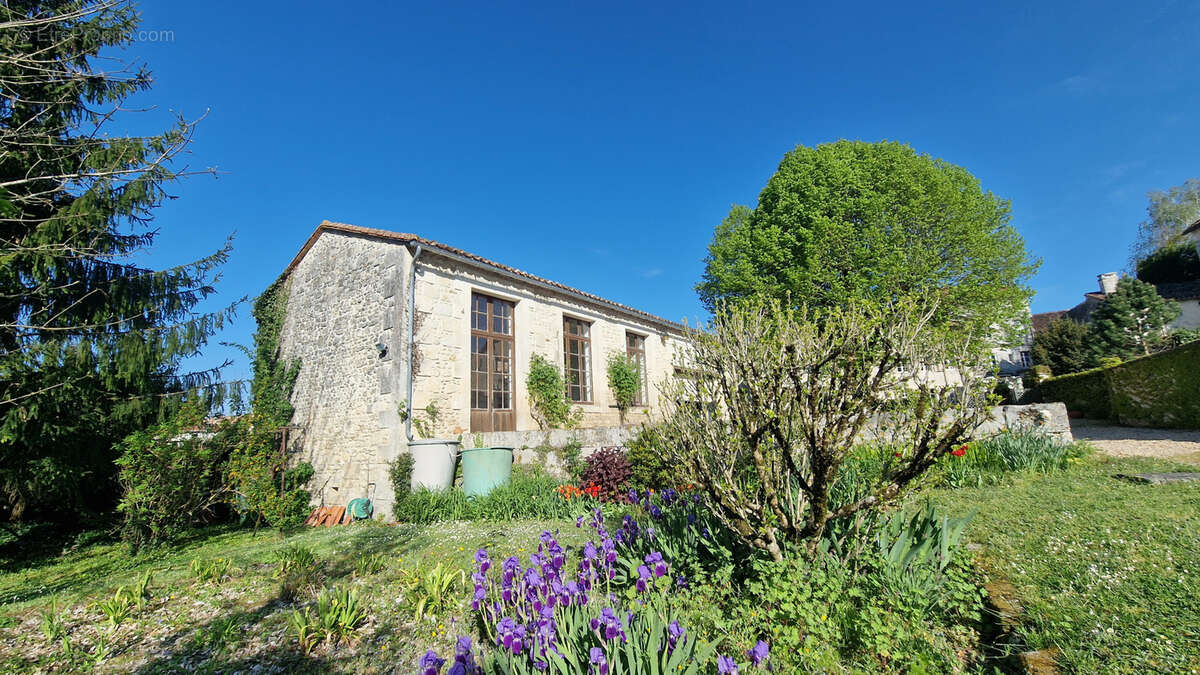 Maison à VILLEBOIS-LAVALETTE